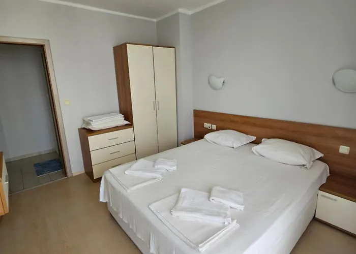 тристаен просторен с две отделни спални Apart Otel *